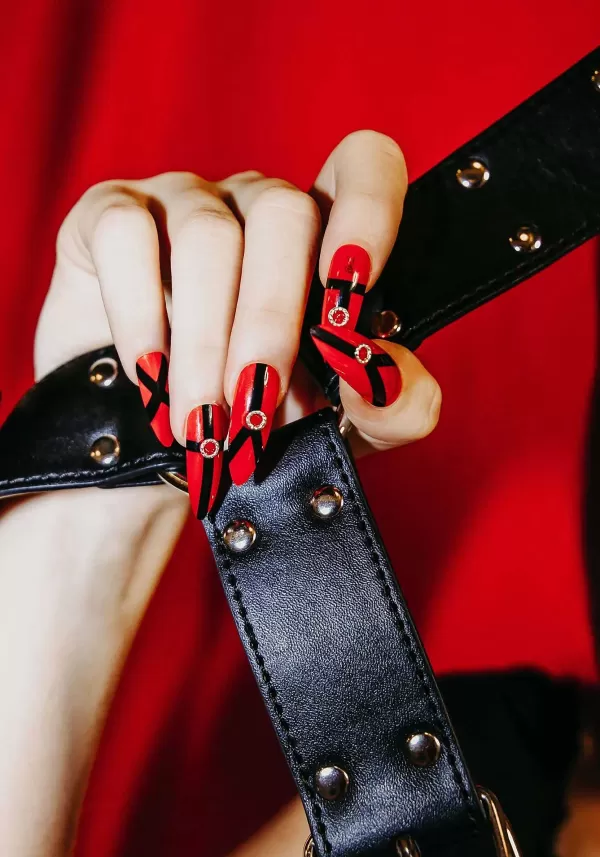 Best Sale Red Harness Straps Press-On Nails Kit Halloween Clothes