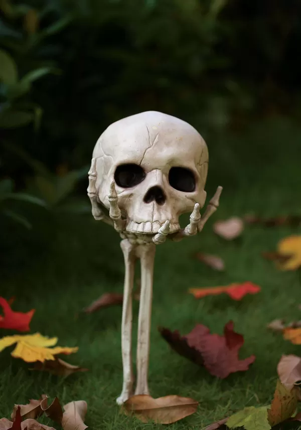 Cheap Skull In Hand Stake 14.5 Inch Decoration Halloween Props